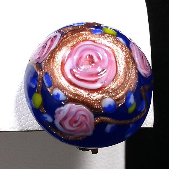 Vintage 1940s Italian Wedding Cake Rose Clip Earrings, Dark Blue Pink Roses - Picture 7 of 10